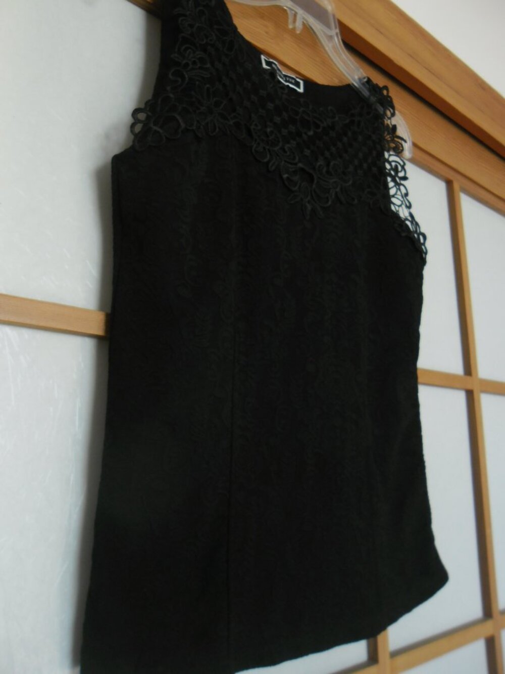 Elegant Melanie Lyne Black Sleeveless Top With Floral Lace Yoke. Sml-medium fit. - Picture 2 of 6